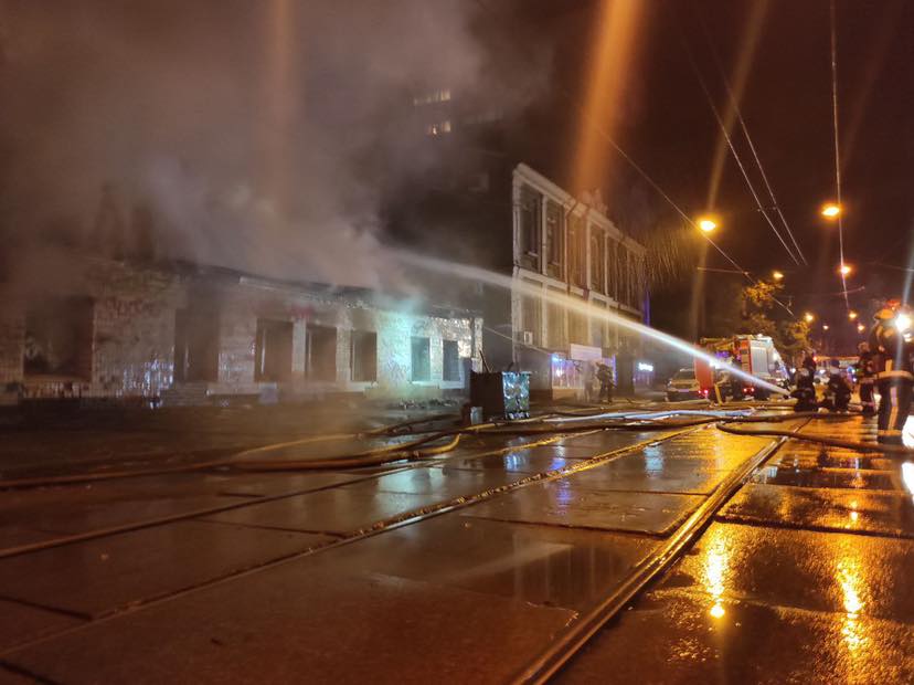 Ранним утром в центре Киева горело заброшенное старое здание (фото)