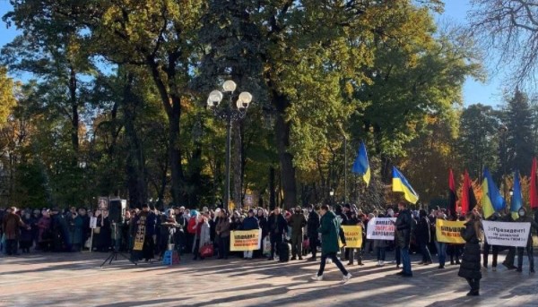 Возле Верховной Рады проходит митинг верующих против вакцинации детей (фото, видео)