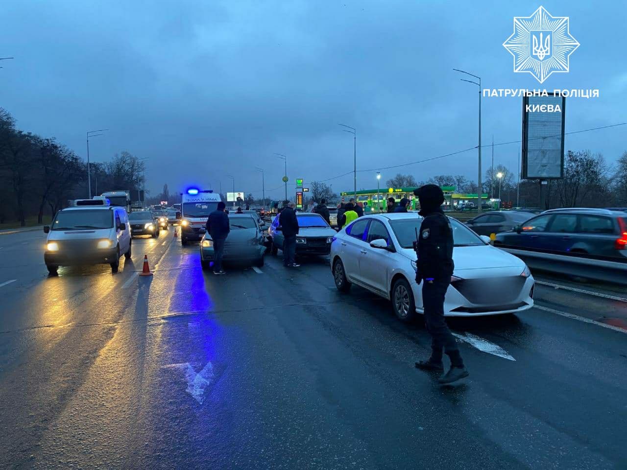 В Киеве на Столичном шоссе произошло ДТП с участием пяти автомобилей (видео)