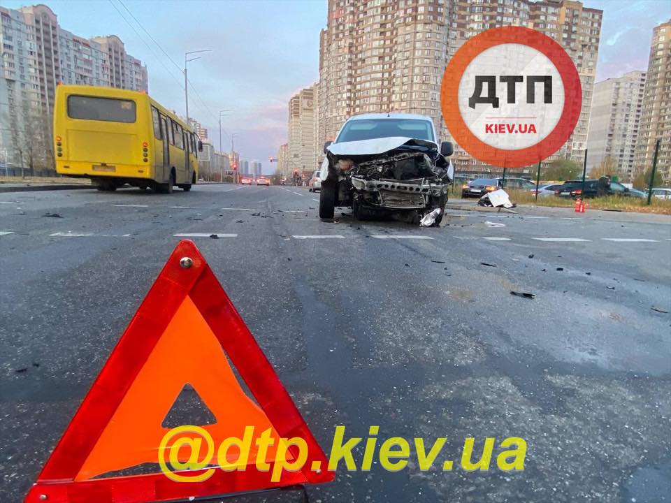 На Позняках в Киеве водитель совершил серьезную аварию и скрылся