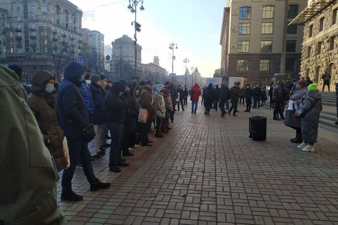 Несколько сотен киевлян вышли на акцию протеста под КГГА, начинаются потасовки, – очевидцы