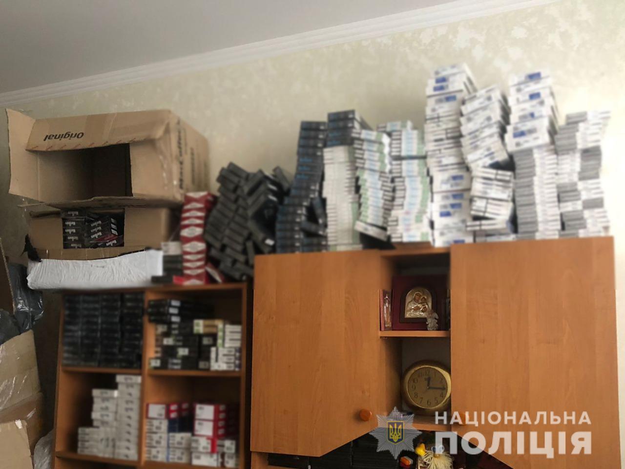 Поліція викрила склад контрафактних цигарок та алкоголю на Фастівщині (фото, відео)