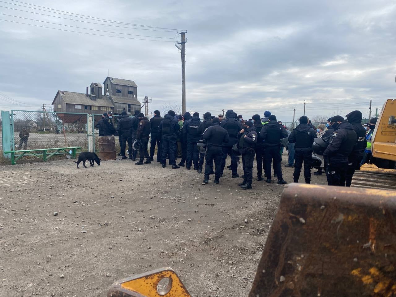 На Київщині патрульна поліція та спецпризначенці забезпечувала порядок біля заблокованого агропідприємства села Чупира
