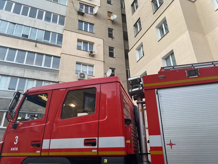 В Соломенском районе столицы сотрудники ГСЧС спасли младенца из пожара