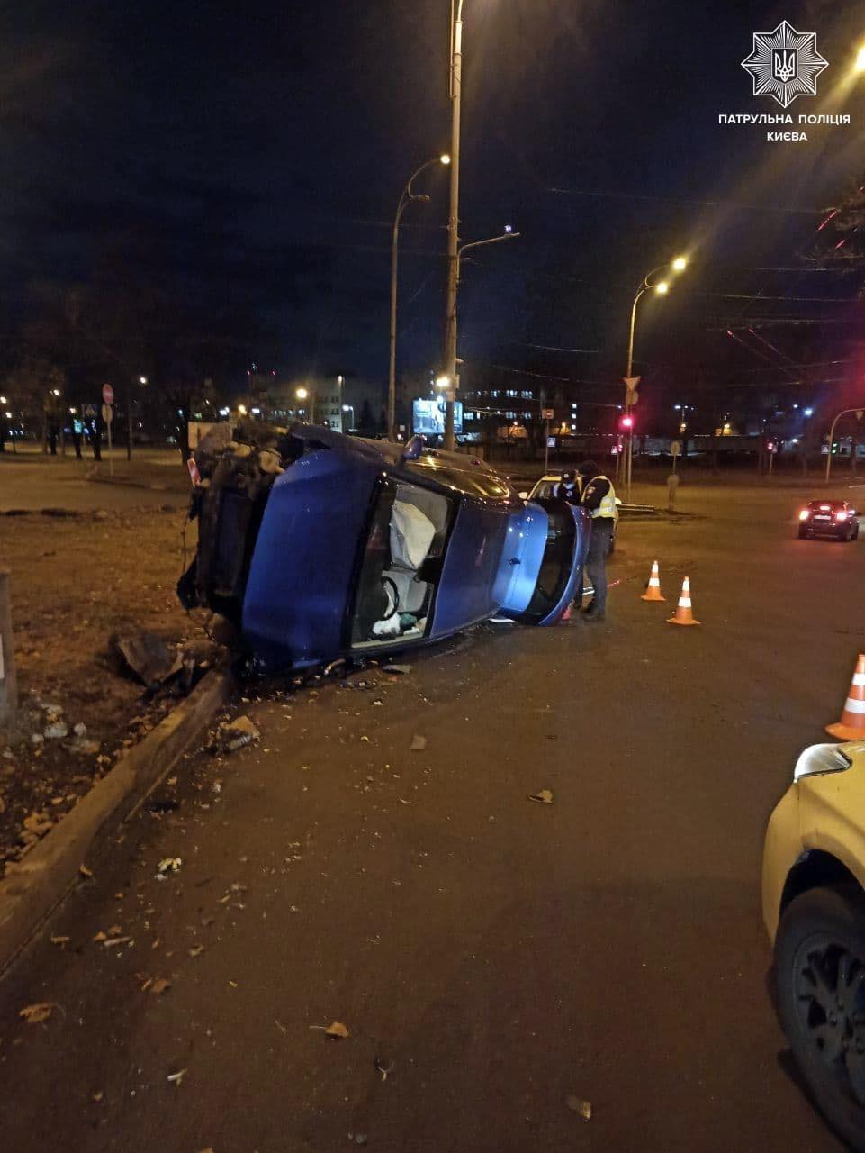 Пьяный водитель на Kia Ceed в Киеве наехал на клумбу и опрокинулся