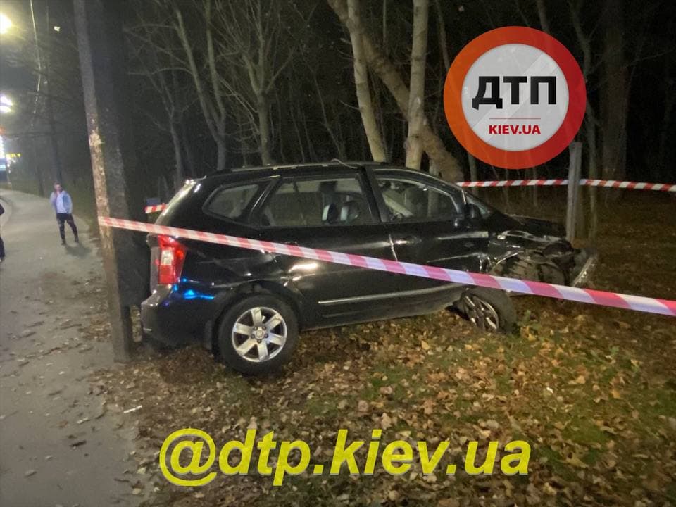 На улице Елены Телиги в таксист “отключился” за рулем, врезался в дерево и умер (фото)