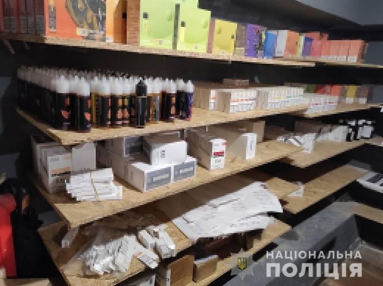 В центре столицы полиция изъяла контрафактные электронные сигареты на сумму 700 тысяч гривен
