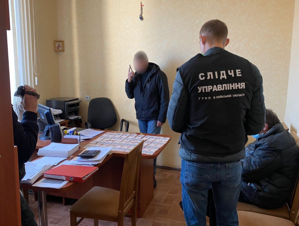 На Київщині керівника держпідприємства упіймали на хабарі