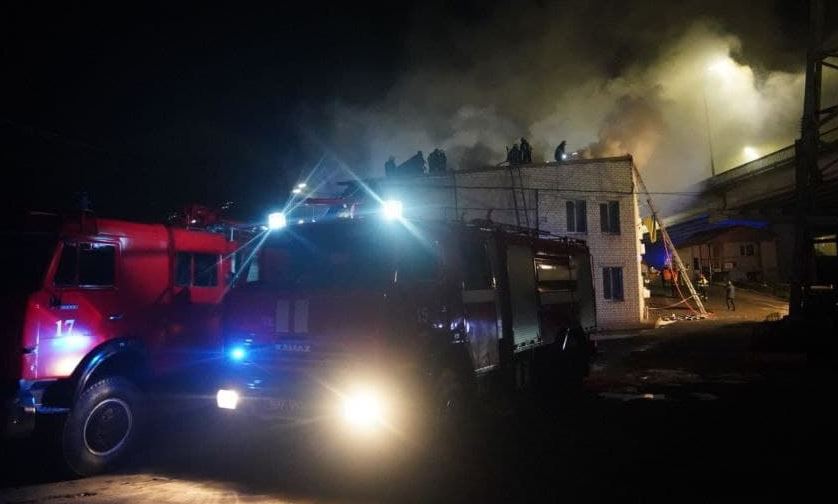 Пожар на СТО в Голосеевском районе Киева ликвидировали почти полсотни спасателей