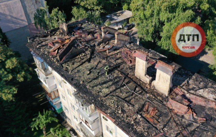 В жилом доме на улице Васильковской за 4 млн гривен отремонтируют сгоревшую крышу