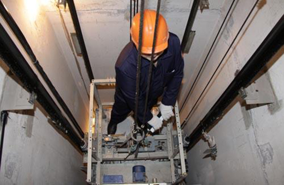 В октябре коммунальщики Дарницкого района заказали ремонты лифтов в 97 домах (адреса)