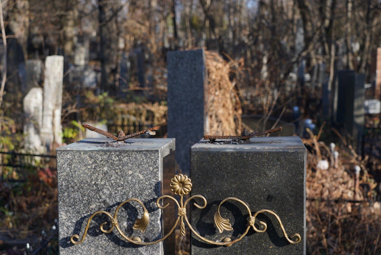 Департамент жилищно-коммунальной инфраструктуры КГГА просят защитить столичные кладбища от вандалов