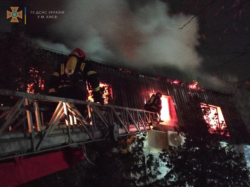 Более полусотни спасателей ликвидировали пожар в Дарницком районе Киева (фото)