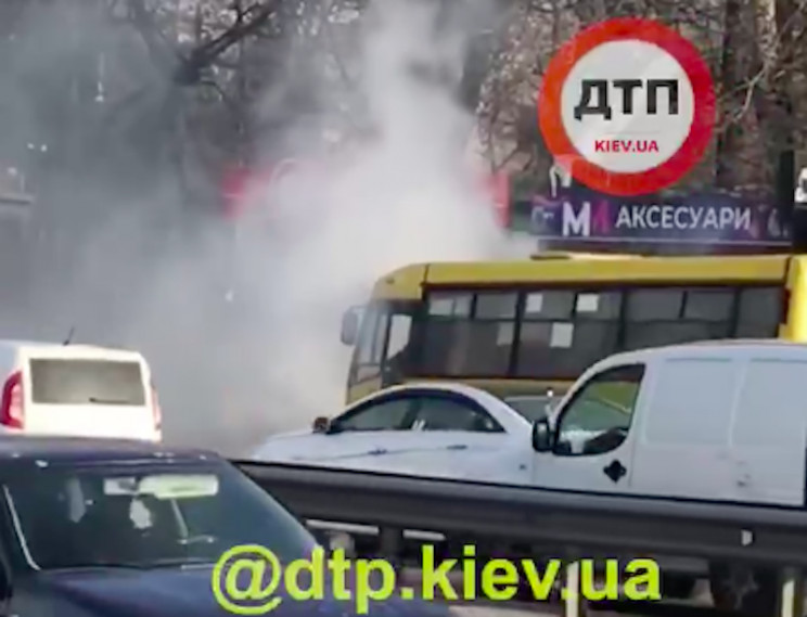 На столичных Нивках во время движения загорелась маршрутка с пассажирами (видео)