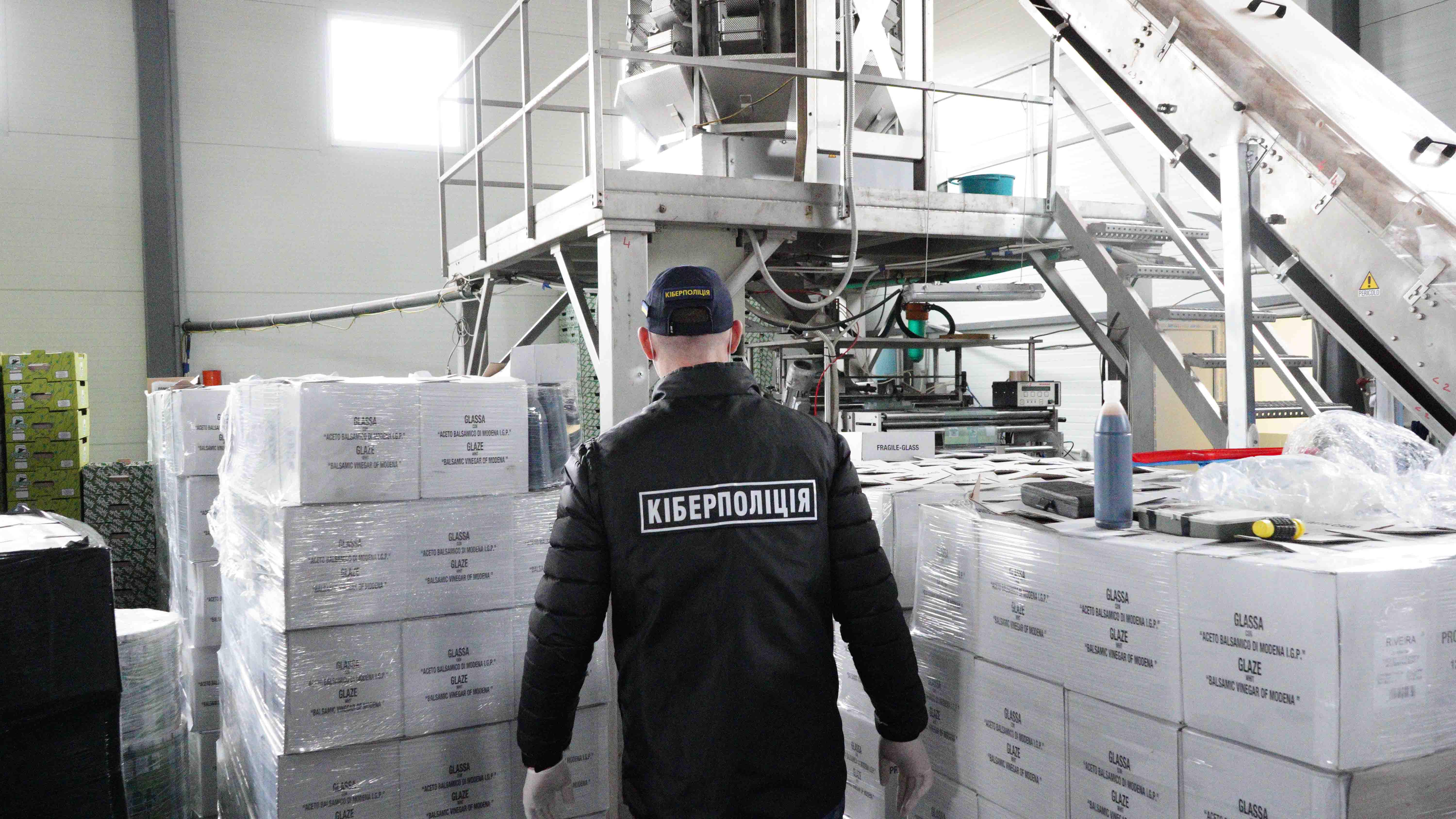 Киберполиция нашла в Киеве и Киевской области склады с огромным количеством фальсифицированных продуктов питания (видео)