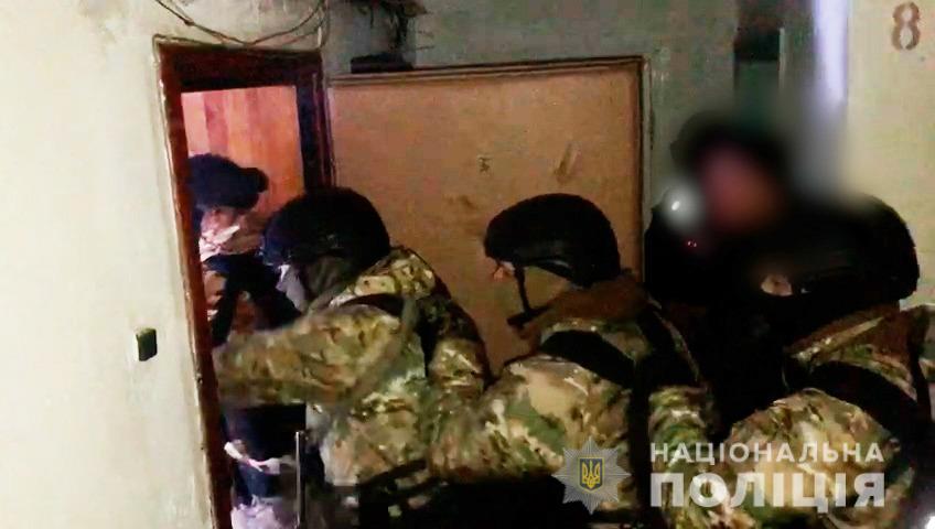 В Киевской области спецназ штурмом взял квартиру с дебоширом, который угрожал взорвать дом и порезать полицейских (фото, видео)