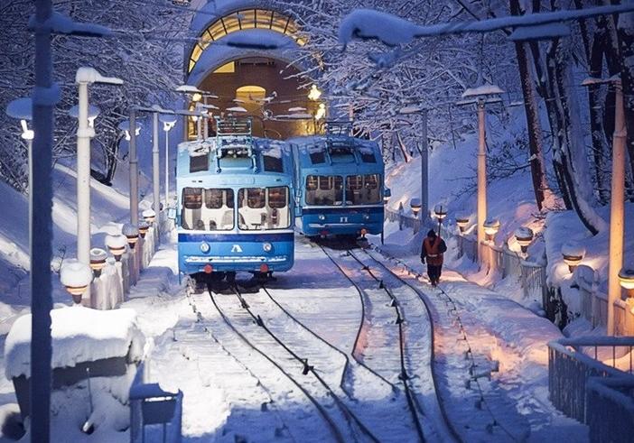 В Киеве в новогоднюю ночь городской транспорт будет работать на два часа дольше, а фуникулер – круглосуточно