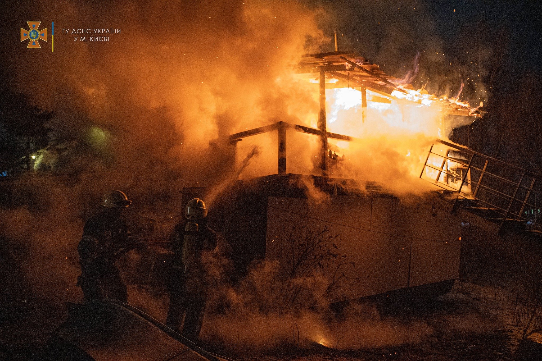 На столичной Оболони сгорел дебаркадер (фото, видео)