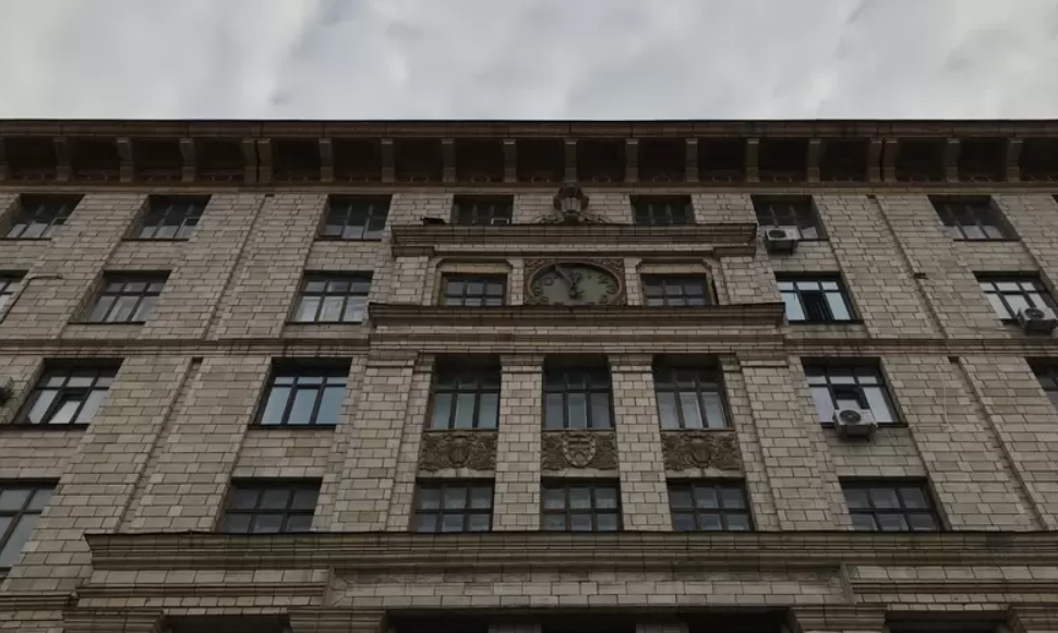 Сегодня, 8 декабря, запустят давно остановившиеся фасадные часы на улице Грушевского, 4