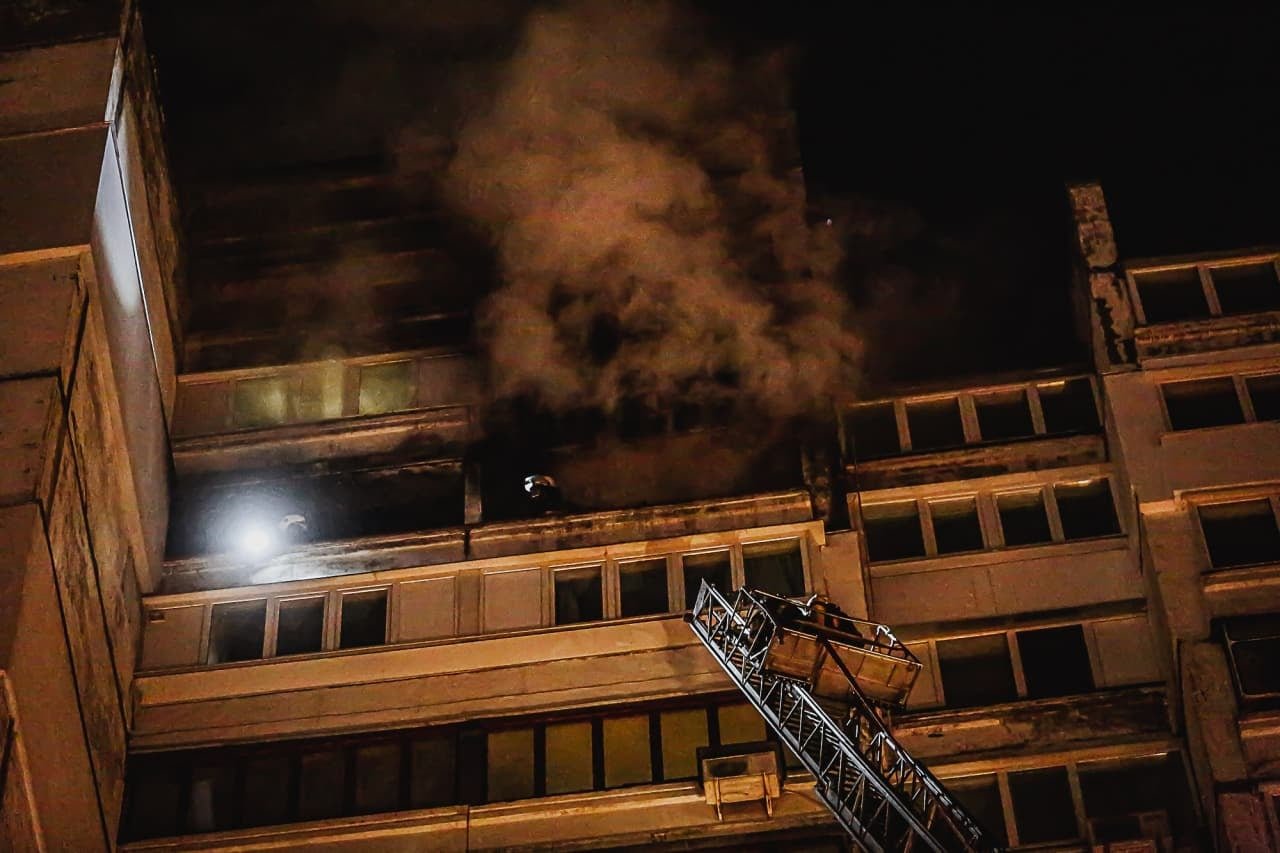 На столичной Троещине при тушении пожара спасатели эвакуировали жителей многоэтажки (фото)