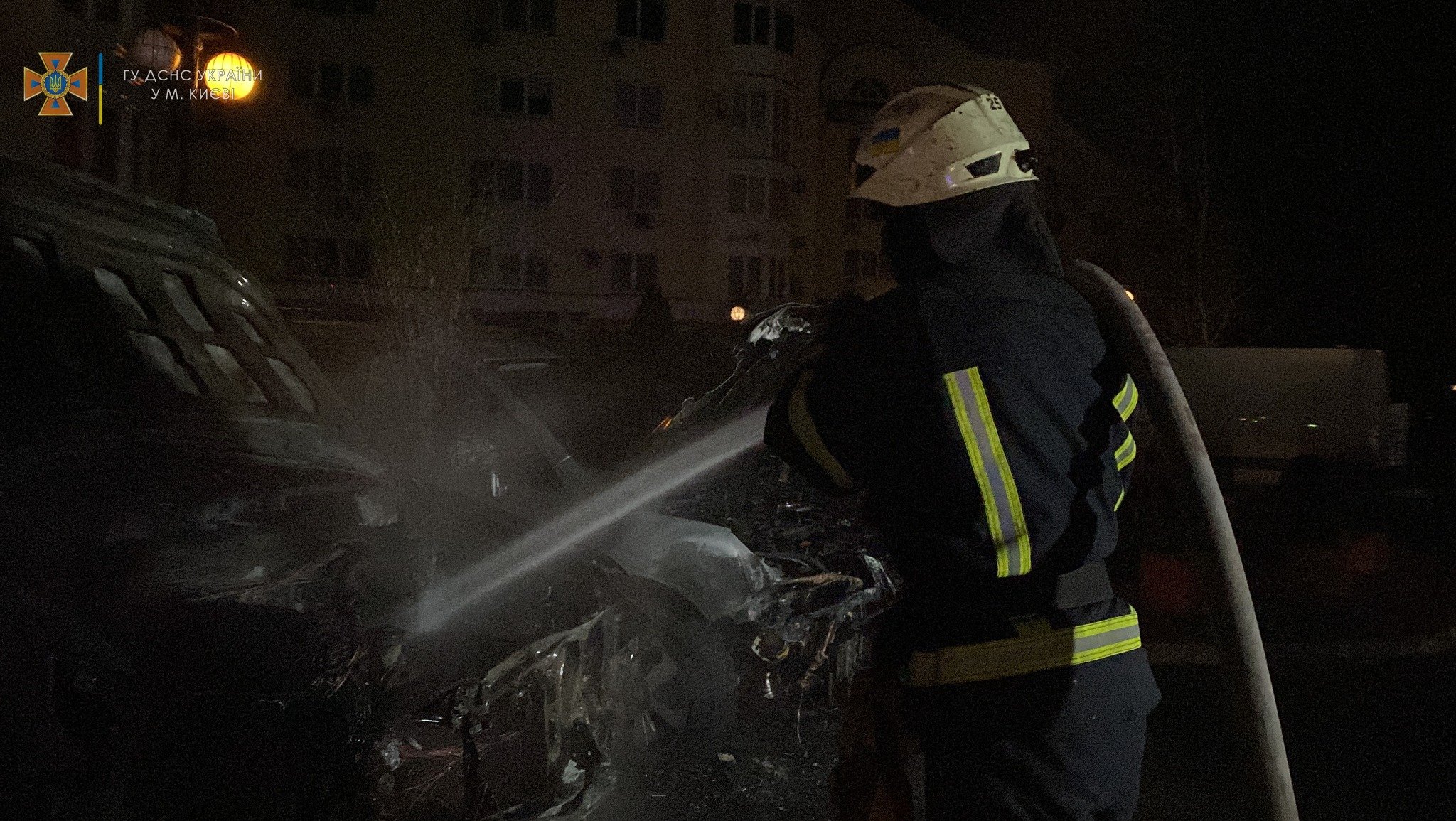 Ночью на столичной Оболони пожар уничтожил три автомобиля (фото, видео)