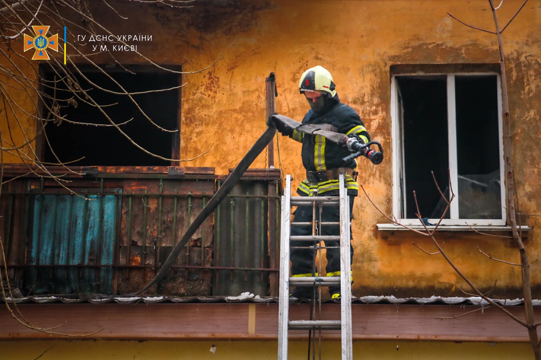 На Новой Дарнице в Киеве спасатели эвакуировали жителей горящего дома (фото)
