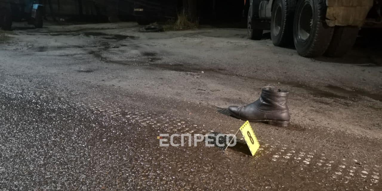 В Святошинском районе Киева под колесами грузовиков погибли двое мужчин (фото, видео)