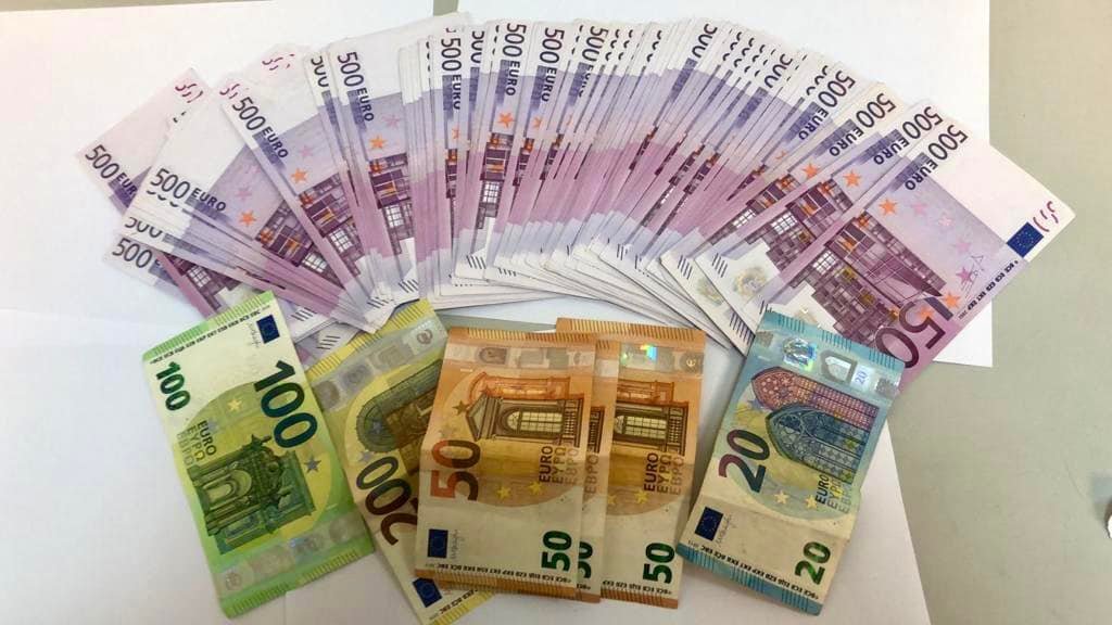 В аэропорту “Борисполь” таможенники изъяли у иностранца валюту на полтора миллиона гривен