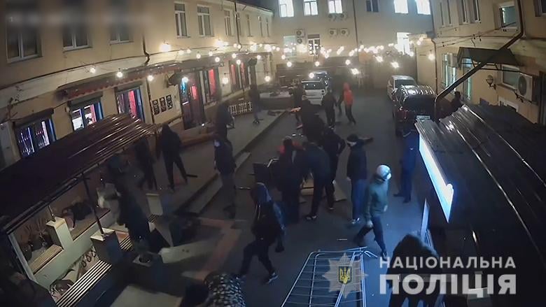 В Киеве правоохранители сообщили о подозрении еще трем участникам нападения на бар “Хвильовий”