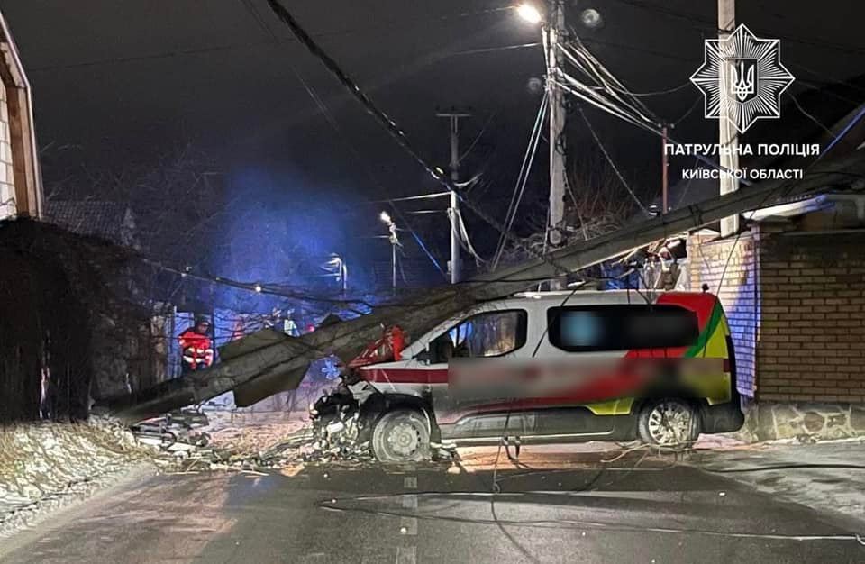 Под Киевом автомобиль скорой помощи протаранил столб (видео)