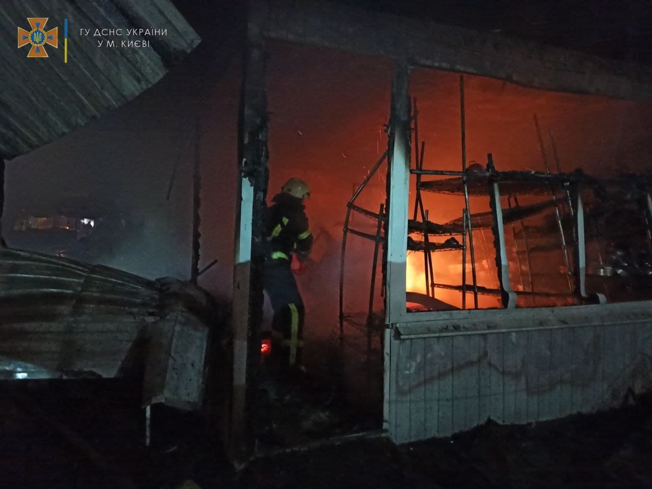 Ночью в Киеве горел рынок “Оболонь” (фото, видео)