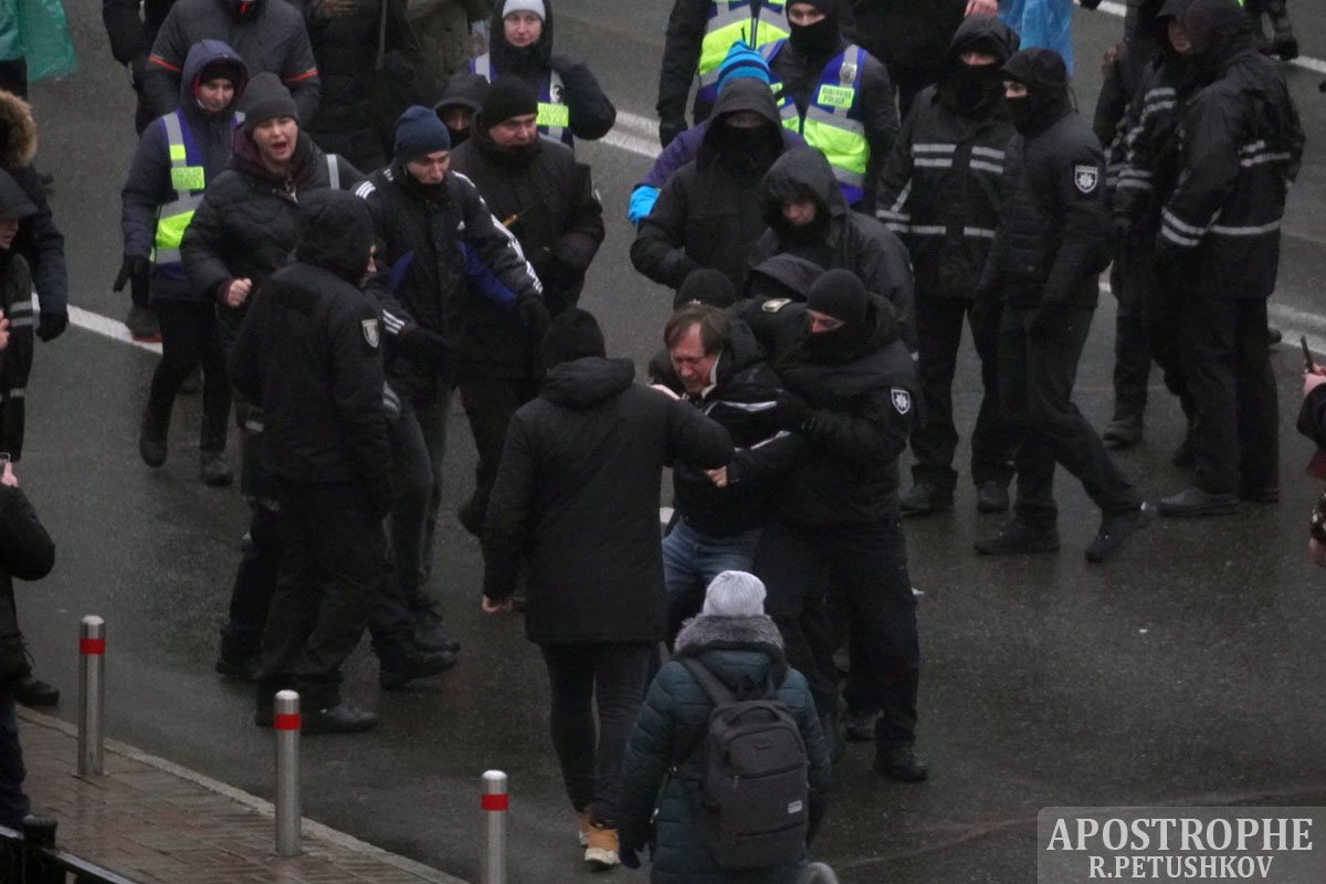 В центре Киева произошла потасовка между протестующими предпринимателями и полицией (фото, видео)
