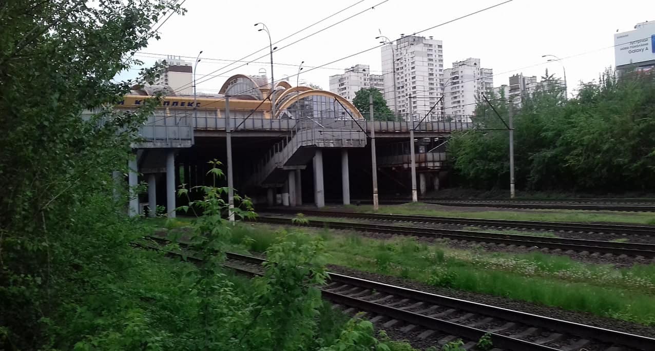 Нардеп Грищук просит построить новые пешеходные мосты через железную дорогу на Караваевых дачах