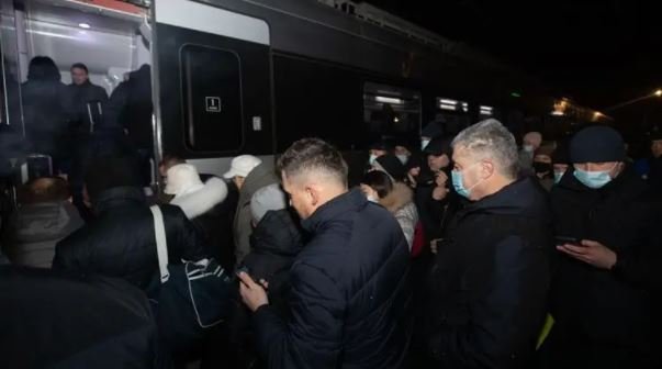 Порошенко с матюками отказался брать повестку в ГБР и улетел в “плановое дипломатическое турне” (видео)