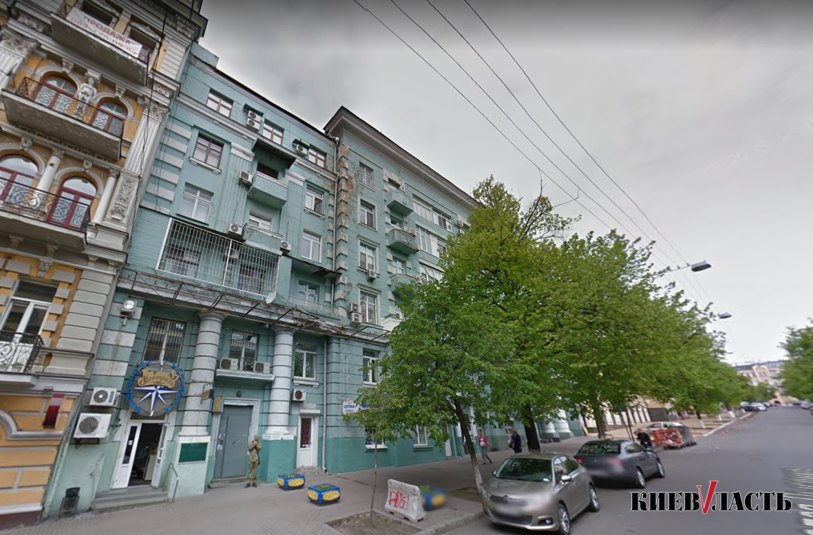 В Киеве возле Национальной оперы разрушается жилой дом - памятник культурного наследия