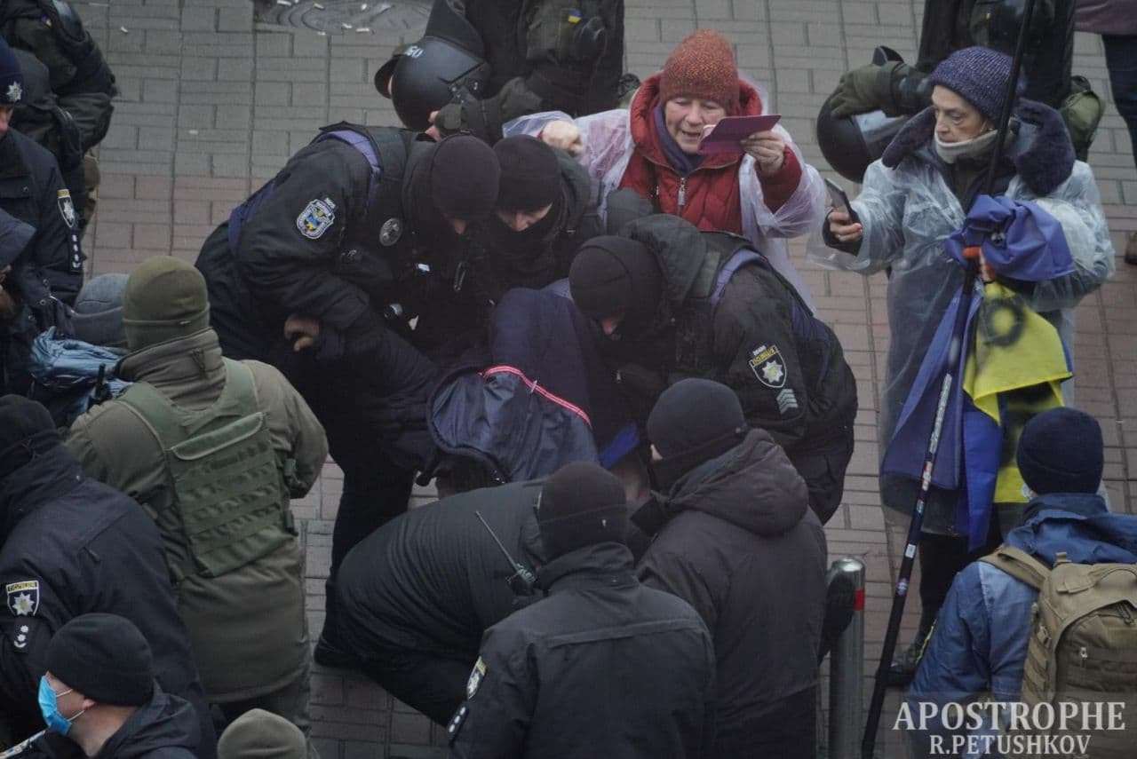 На акции протеста в центре Киева в результате взрыва петарды пострадала женщина