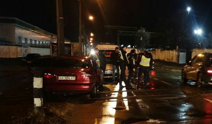 В Киеве тепловоз протаранил легковушку, в которой находился ребенок (фото, видео)