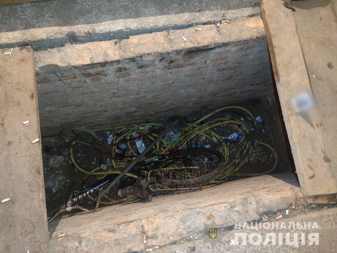 На Киевщине злоумышленники подожгли мужчину и сбросили его в яму (фото)