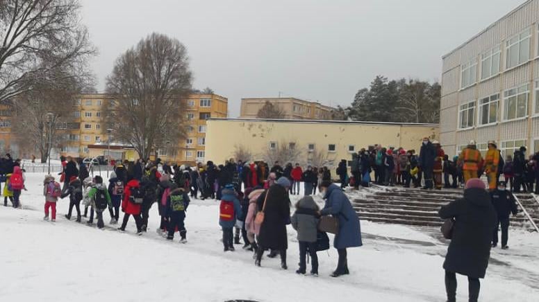 В Славутиче на Киевщине правоохранители искали взрывчатку в школе (фото)