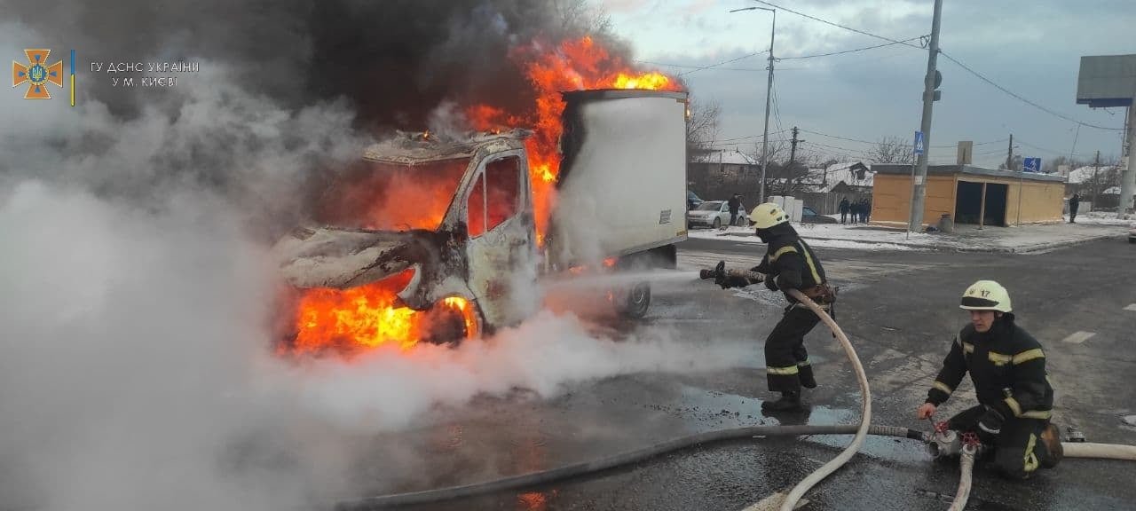 В Киеве спасатели тушили горящий возле АЗС грузовик (фото, видео)