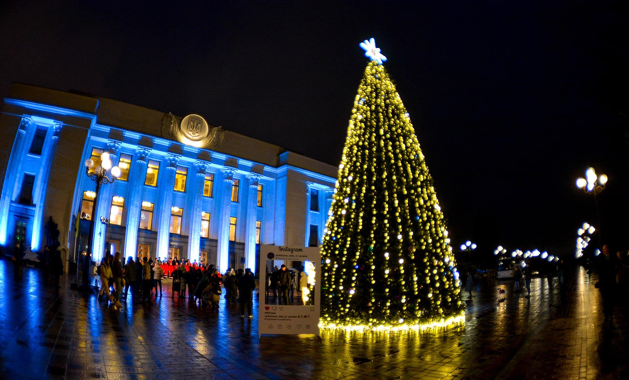 Возле Верховной Рады в Киеве впервые зажгли огни “парламентской” новогодней елки (фото)