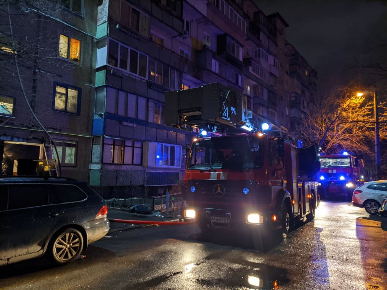 При ликвидации пожара спасатели вывели из дома в Деснянском районе Киева больше десятка человек