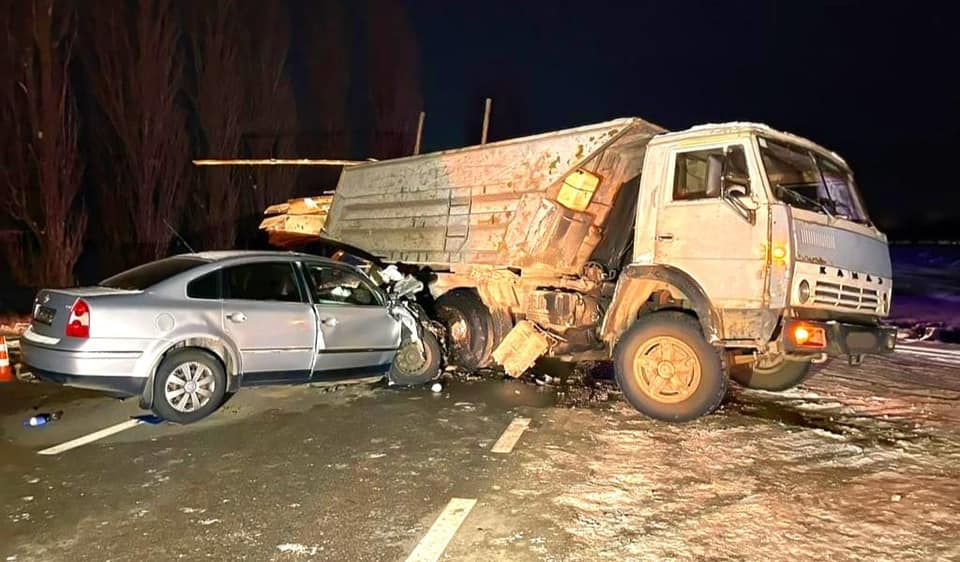 На Київщині внаслідок зіткнення вантажівки “КАМАЗ” та автомобіля Volkswagen загинув водій (фото)