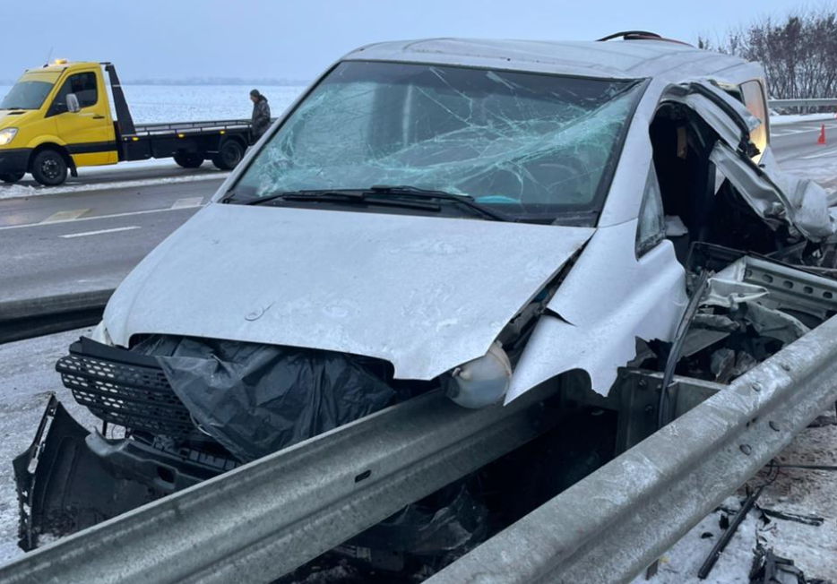 На трассе Киев-Одесса водитель Mercedes Vito не справился с управлением и влетел в металлический отбойник (фото)