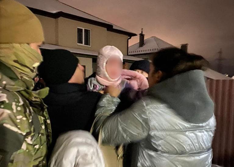 На Киевщине полиция задержала мужчину, который выгнал на мороз жену с малолетней дочерью (фото, видео)
