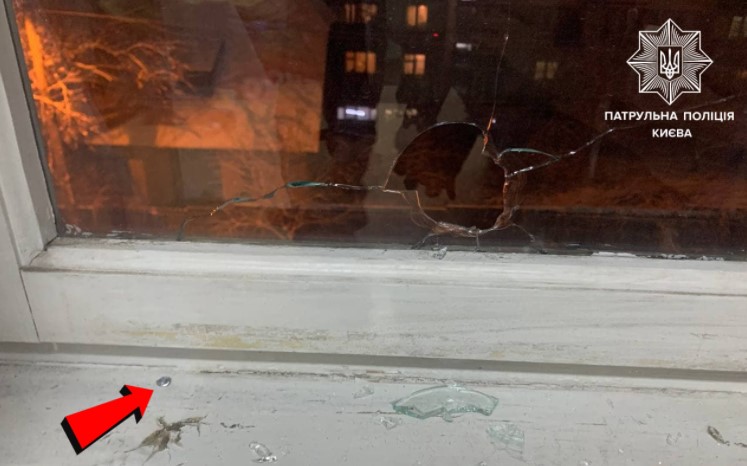 В Киеве задержали мужчину, который из окна собственной квартиры обстрелял общежитие и полицейских (фото)