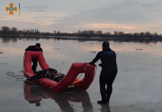 На Киевщине из-подо льда достали тело мужчины
