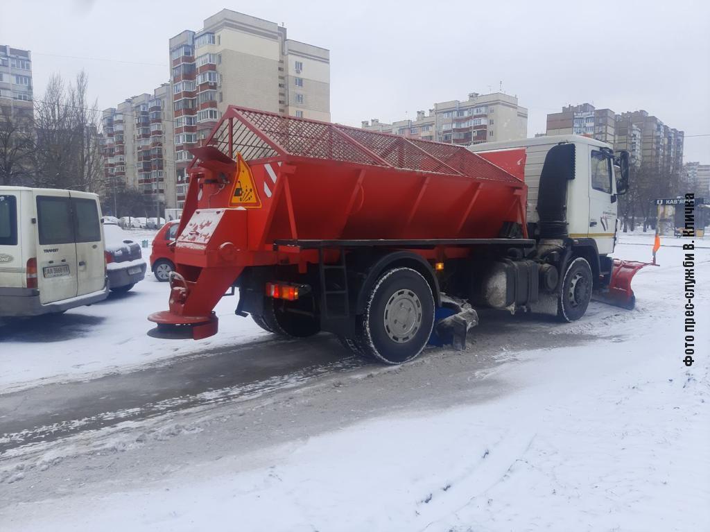 Около 140 единиц спецтехники “Киевавтодора” убирают улицы столицы