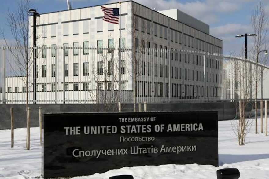 Великобритания и США начали частичную эвакуацию сотрудников своих посольств в Украине