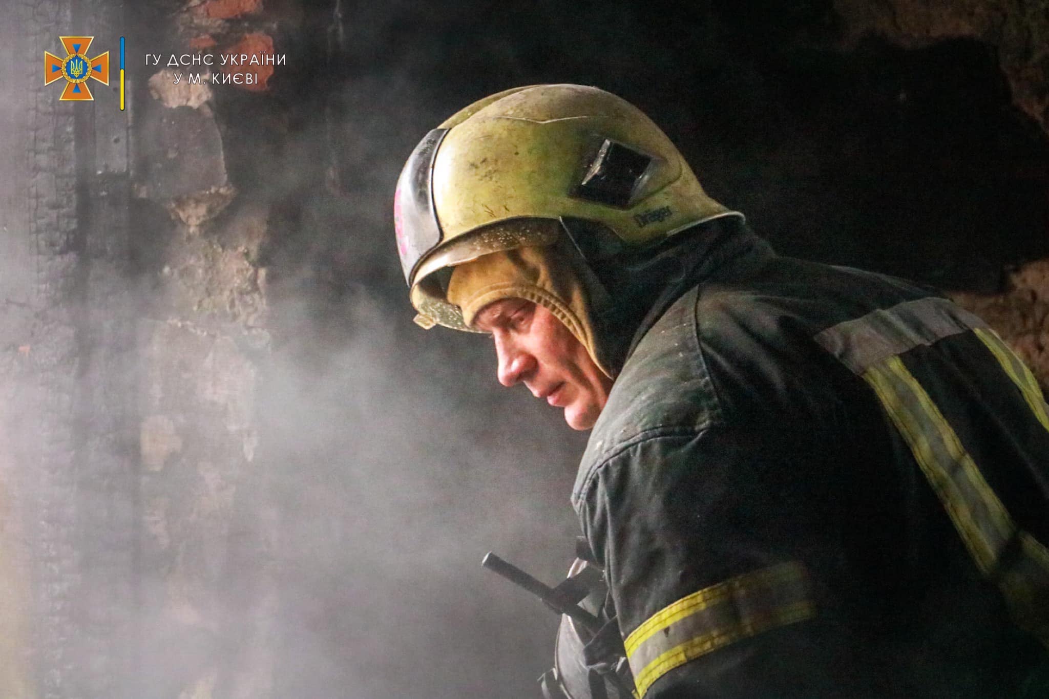 На столичных Нивках при ликвидации пожара сотрудники ГСЧС спасли женщину